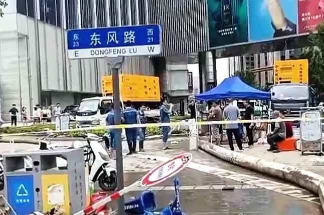 大连狄立空气净化器有限公司排涝突击队在排涝现场